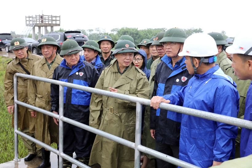 El viceprimer ministro Tran Hong Ha inspecciona los preparativos para la prevención de tifones en la provincia norteña de Hung Yen (Fuente: VNA)