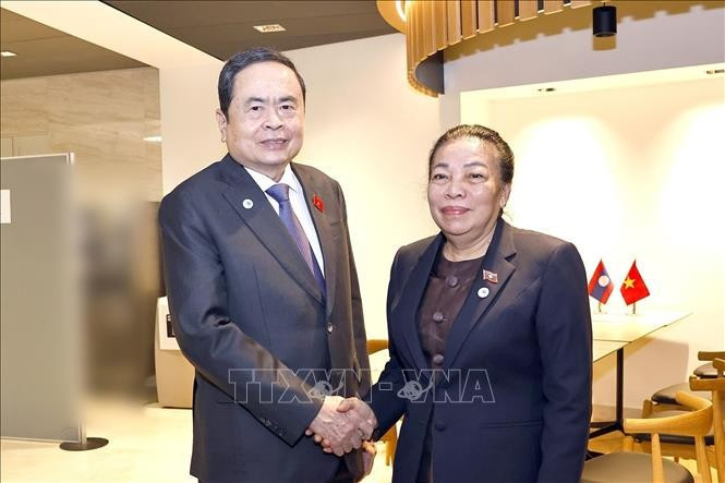 El titular de la Asamblea Nacional de Vietnam, Tran Thanh Man, se reunió con la vicepresidenta de la Asamblea Nacional de Laos, Sounthone Xayachack (Fuente: VNA)