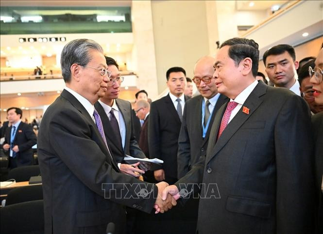 El presidente de la Asamblea Nacional de Vietnam, Tran Thanh Man (derecha) sostiene una reunión con el titular del Comité Permanente de la Asamblea Popular Nacional de China, Zhao Leji (Fuente: VNA)