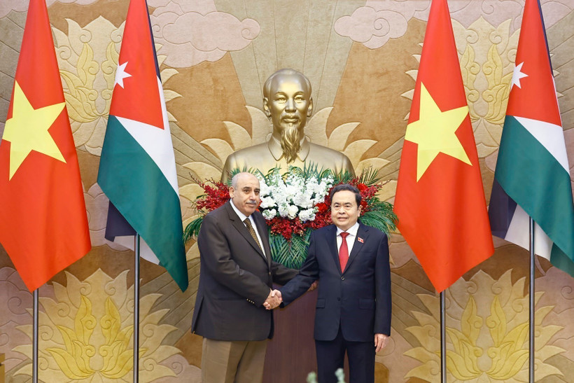 El presidente de la Asamblea Nacional de Vietnam, Tran Thanh Man, y el titular de la Cámara de Representantes de Jordania, Mazen Turki El Qadi (Fuente: VNA)