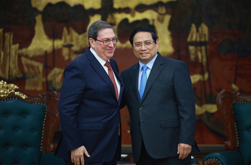 El primer ministro Pham Minh Chinh y el enviado especial del Partido Comunista y del Estado cubanos, miembro del Buró Político y canciller Bruno Rodríguez Parrilla (Fuente: VNA)