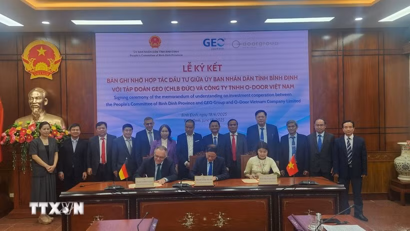 En la ceremonia de firma entre el Grupo GEO (Alemania) y la empresa O-DOOR Vietnam sobre el proyecto del Centro de Formación y Desarrollo de Recursos Humanos en Energías Renovables en la provincia de Gia Lai. (Foto: Sy Thang/VNA)
