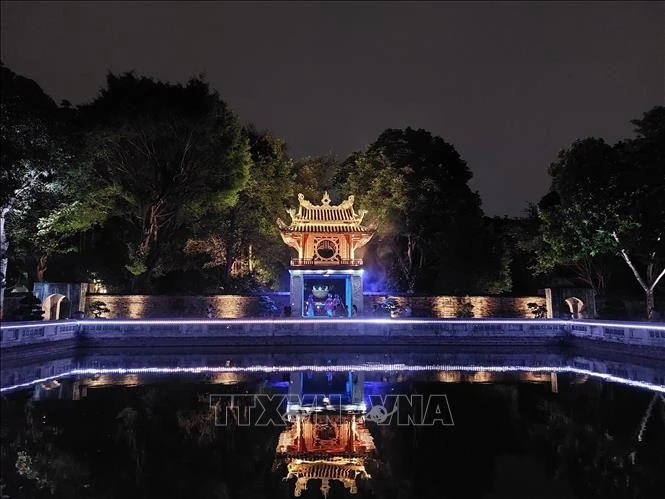 Recorrer en la noche los patios iluminados del Templo de la Literatura es una nueva atracción (Fuente: VNA)