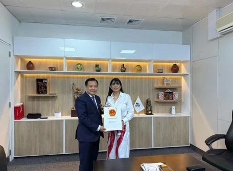 El embajador de Vietnam en Brasil, concurrente en Perú, Bui Van Nghi y la ministra de Comercio Exterior y Turismo de Perú, Desilú León Chempén (Fuente: Embajada de Vietnam en Brasil)