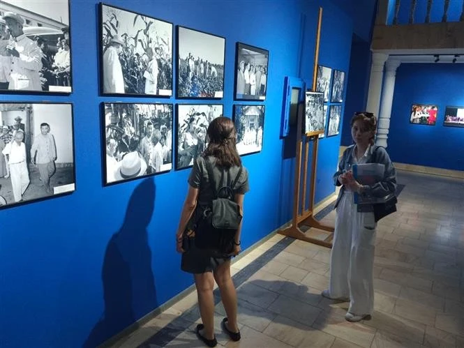 En la exposición fotográfica (Fuente: VNA)