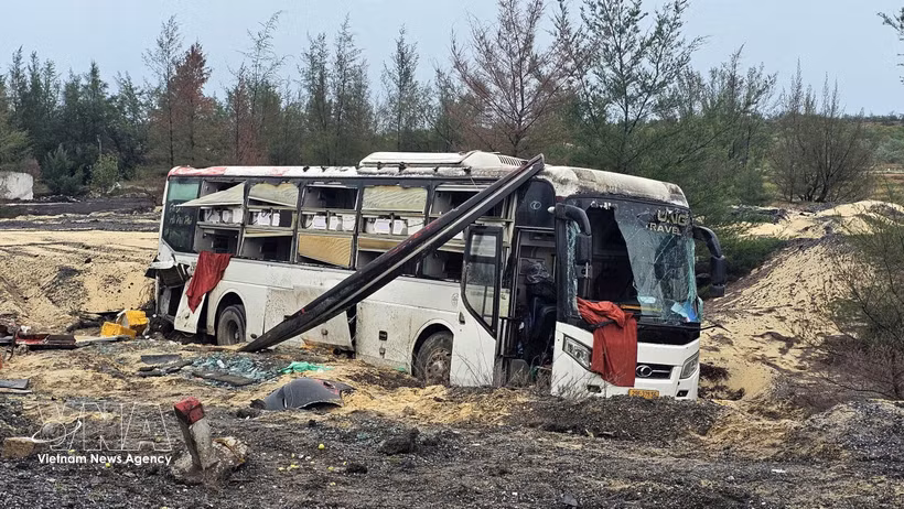 El autobús de pasajeros resultó gravemente dañado tras el accidente. (Foto: VNA)