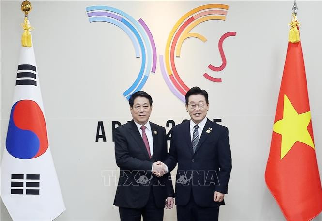 El presidente de Vietnam, Luong Cuong (izquierda), y su homólogo de Corea del Sur, Lee Jae Myung (Fuente: VNA)