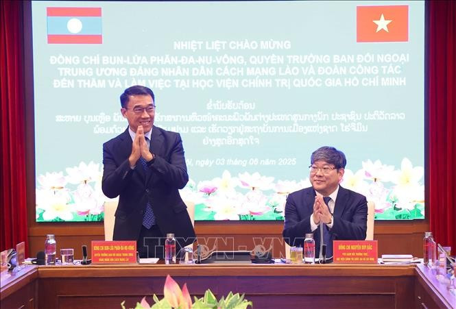 Nguyen Duy Bac (derecha), vicepresidente permanente de la Academia Nacional de Política de Ho Chi Minh, y Bounleua ​​Phandanouvong, presidente interino de la Comisión de Relaciones Exteriores del Comité Central del Partido Popular Revolucionario de Laos (Fuente: VNA)