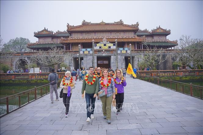 Turistas visitan el complejo de la Ciudadela Imperial de Hue durante el Año Nuevo 2025. Foto: VNA
