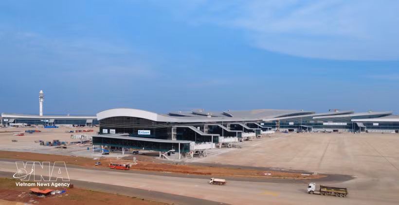Una parte de la terminal de pasajeros y la torre de control de tráfico aéreo en el aeropuerto de Long Thanh. Foto: VNA