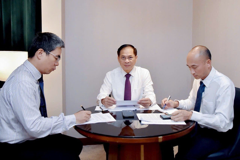 El viceprimer ministro y canciller, Bui Thanh Son (centro), mantiene una conversación telefónica con el ministro de Asuntos Exteriores de Corea del Sur, Cho Hyun, el 6 de agosto. (Foto: VNA)