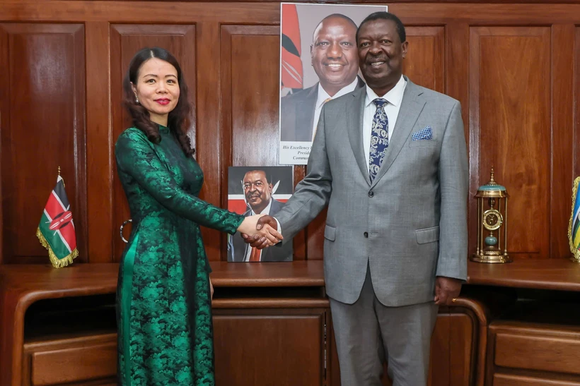 La vicecanciller vietnamita Nguyen Minh Hang y el premier y ministro de Relaciones Exteriores y de la Diáspora de Kenia, Musalia Mudavadi (Fuente: VNA)