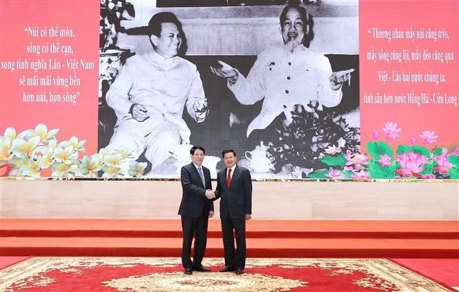 El presidente vietnamita, Luong Cuong (izquierda) y el secretario general del Partido Popular Revolucionario de Laos y presidente del país, Thongloun Sisoulith (Fuente: VNA)