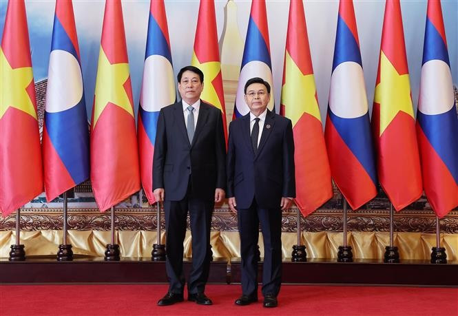 El presidente vietnamita, Luong Cuong (izquierda) se reúne con el presidente de la Asamblea Nacional de Laos, Saysomphone Phomvihane (Fuente: VNA)