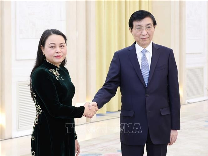 La vicepresidenta y secretaria general del FPV, Nguyen Thi Thu Ha, y el presidente del Comité Nacional de CCPPCh, Wang Huning (Fuente: VNA)
