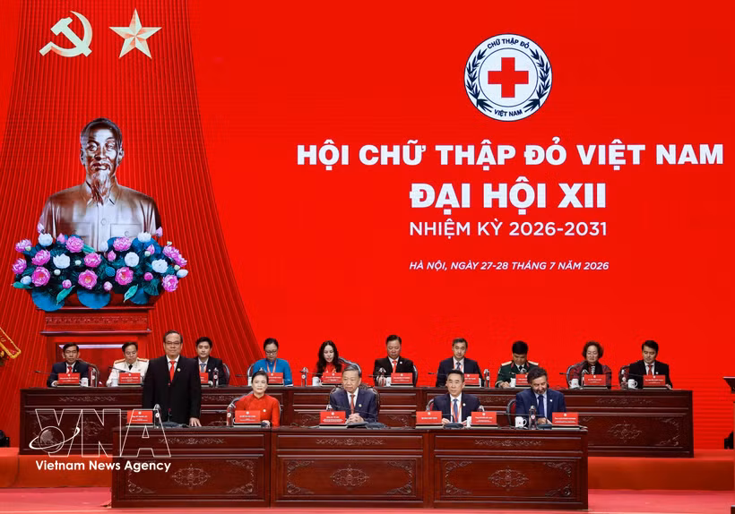 El secretario general del Partido Comunista de Vietnam y presidente del país, To Lam, asiste y participa en el presidium del XII Congreso Nacional de la Sociedad de la Cruz Roja de Vietnam. Foto: VNA