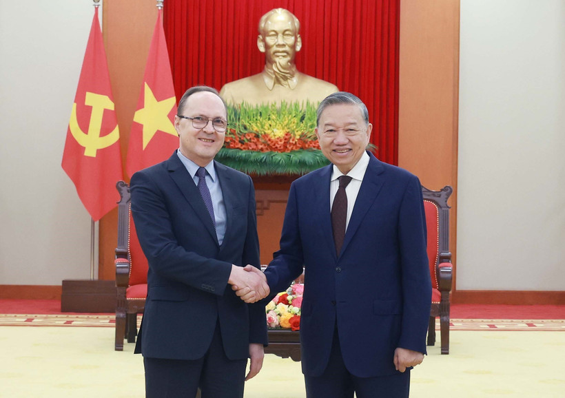 El secretario general del Partido Comunista del país indochino (PCV), To Lam (derecha) recibe al embajador ruso en Hanoi, Gennady Bezdetko (Fuente: VNA)