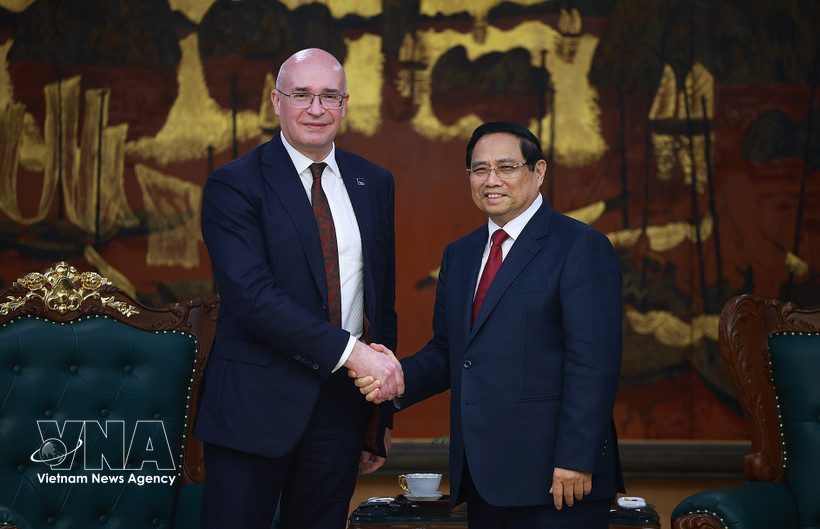 El primer ministro de Vietnam, Pham Minh Chinh, recibe al director general de la agencia rusa TASS, Andrey Kondrashov (Fuente: VNA)