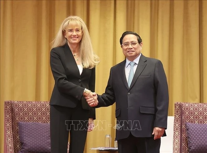 El primer ministro de Vietnam, Pham Minh Chinh (derecha) y la presidenta del grupo Adamed, Malgorzata Adamkiewicz (Fuente: VNA)