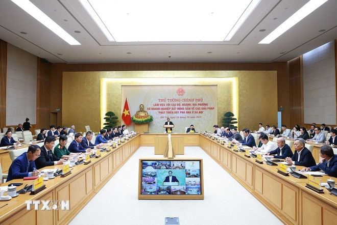 El primer ministro de Vietnam, Pham Minh Chinh, quien es jefe del Comité Directivo sobre Políticas de Vivienda y Mercado Inmobiliario, preside la conferencia nacional (Fuente: VNA)