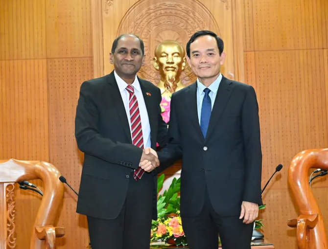 El secretario del Comité del Partido Comunista de Ciudad Ho Chi Minh, Tran Luu Quang y Jaya Ratnam, saliente embajador de Singapur en Vietnam (Fuente: sggp.org.vn)