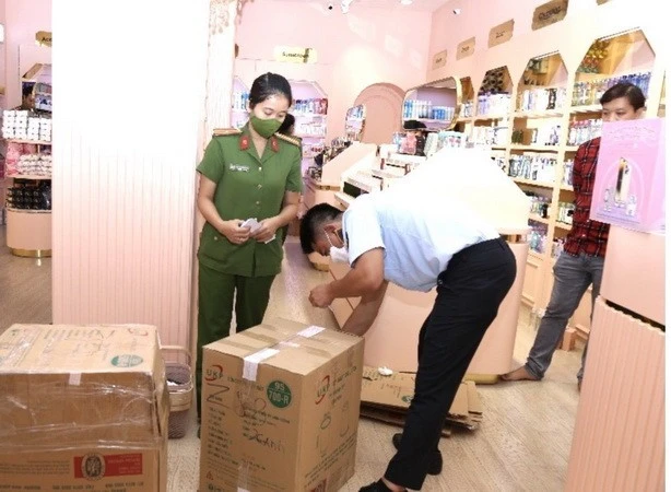 Las autoridades retienen temporalmente un lote de cosméticos de origen desconocido. (Foto: VNA)
