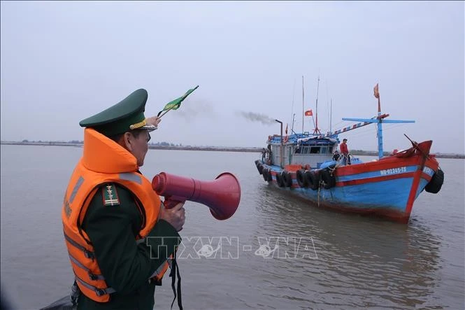 La fuerza de guardia fronteriza en la provincia de Nam Dinh ha implementado medidas contra la pesca ilegal, no declarada y no reglamentada (Fuente: VNA)