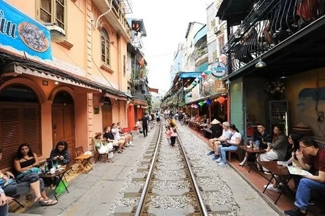 Las cafeterías están abarrotadas a ambos lados de la vía, en la zona conocida como «Calle del Tren». (Foto: VNA)