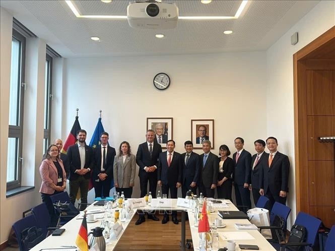 En el encuentro entre la delegación vietnamita y el Ministerio del Interior alemán (Fuente: VNA)