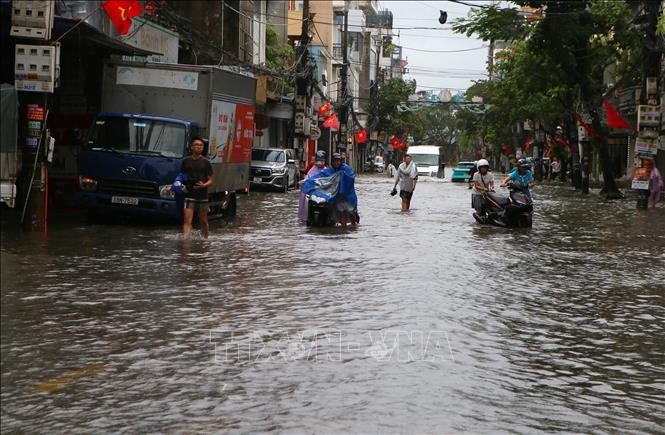 La calle Tran Hung Dao en el barrio de Nam Dinh, provincia de Ninh Binh, está profundamente inundada (Fuente: VNA)