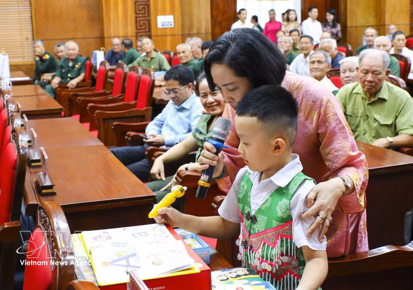 La vicepresidenta de la Asamblea Nacional de Vietnam, Nguyen Thi Thanh, entrega regalos estudiantes en situación vulnerable en la provincia norteña montañesa de Dien Bien (Fuente: VNA)