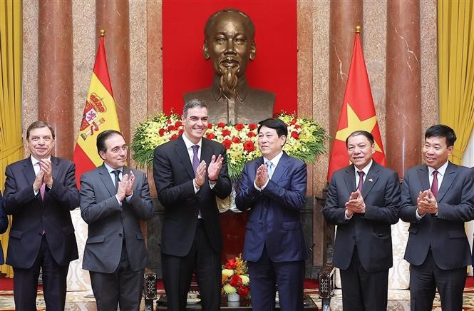 El presidente de Vietnam, Luong Cuong (tercero de derecha) recibe en Hanoi al presidente del Gobierno español, Pedro Sánchez (tercero de izquierda (Fuente: VNA)