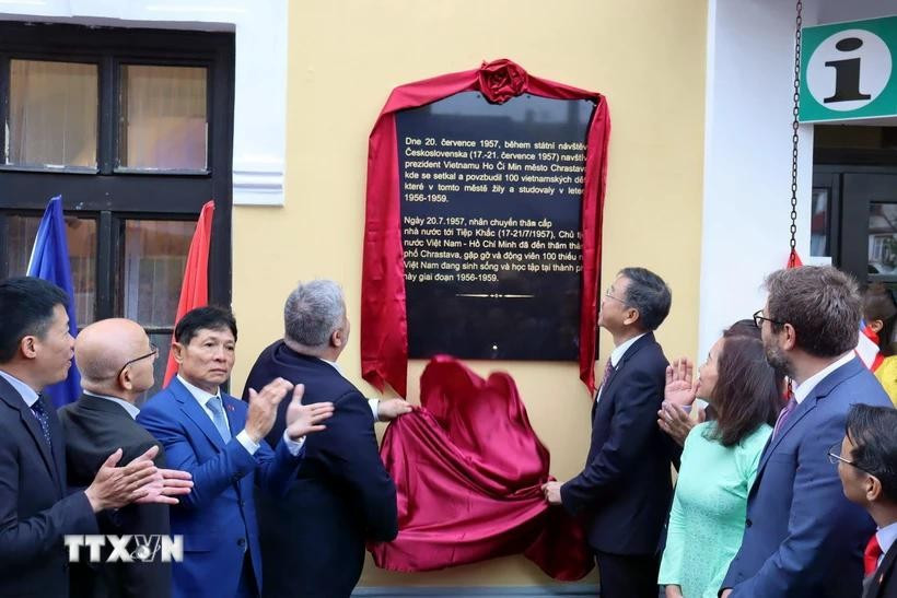 En la ceremonia (Fuente: VNA)