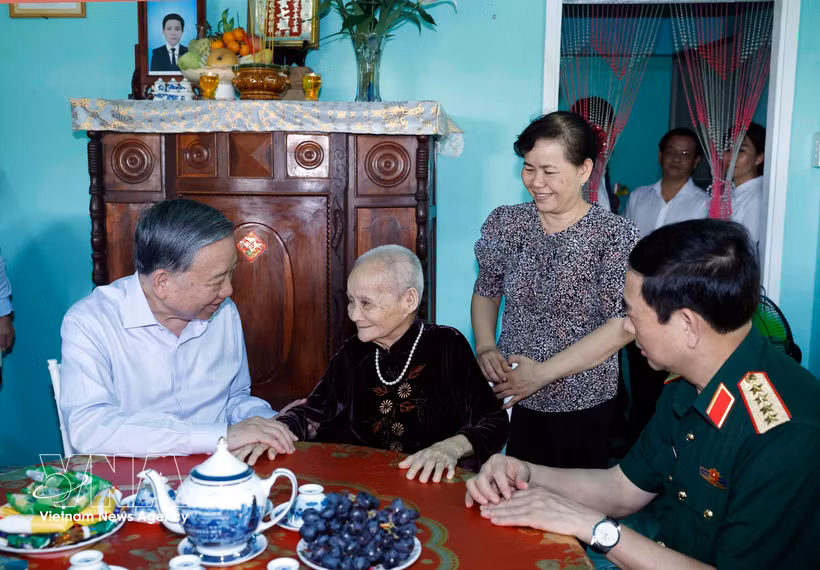 El secretario general del Partido Comunista y presidente de Vietnam, To Lam, visita a la Madre Heroína Huynh Thi Lo (Fuente: VNA)