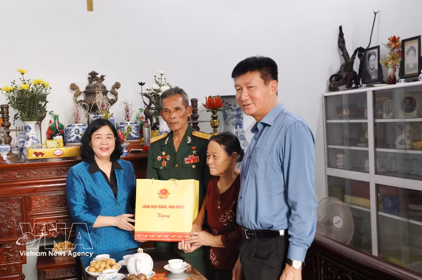 Una delegación encabezada por la presidenta del Comité Central del Frente de la Patria de Vietnam, Bui Thi Minh Hoai, visita a Madres Heroínas y familias beneficiarias de políticas sociales en la provincia norteña de Ninh Binh (Fuente: VNA)