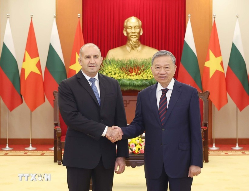 El secretario general To Lam (derecha), recibe al presidente de Bulgaria, Rumen Radev, con motivo de su visita oficial a Vietnam en 2024. (Foto: VNA)