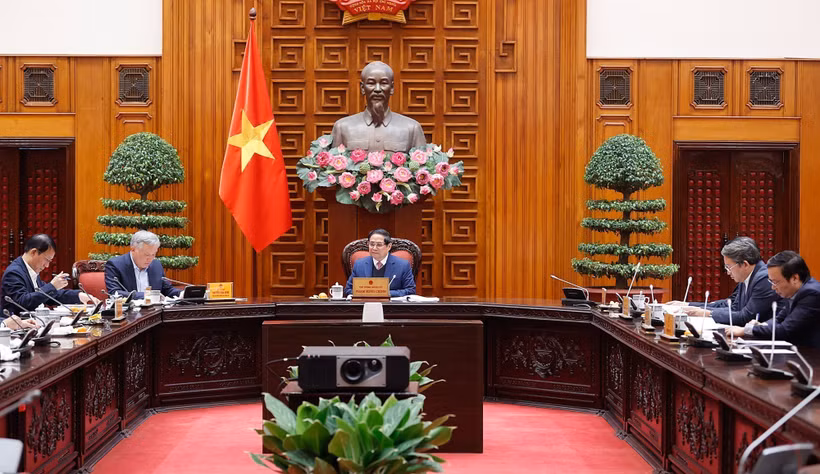 El primer ministro de Vietnam, Pham Minh Chinh, preside una reunión con los Ministerios de Defensa y de Seguridad Pública sobre la reestructuración del aparato de las dos carteras (Fuente: VNA)