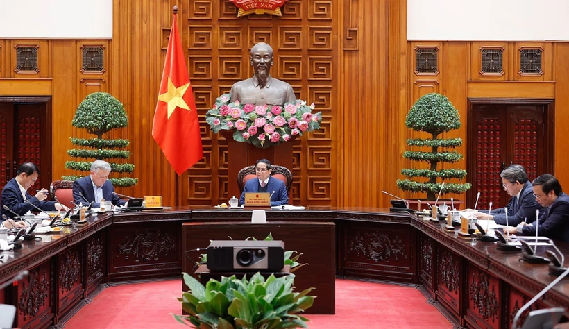 El primer ministro de Vietnam, Pham Minh Chinh, preside una reunión con los Ministerios de Defensa y de Seguridad Pública sobre la reestructuración del aparato de las dos carteras (Fuente: VNA)