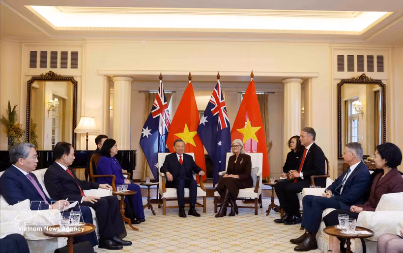 El secretario general del Partido Comunista de Vietnam y presidente de la República, To Lam, mantiene conversaciones con la gobernadora general de Australia, Sam Mostyn. (Fuente: VNA)