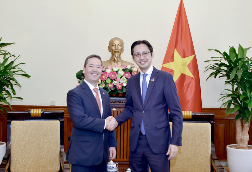 El viceministro de Relaciones Exteriores de Vietnam, Do Hung Viet, recibe a Sean Kotaro O’Neill (Fuente: VNA)