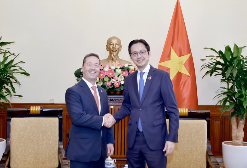 El viceministro de Relaciones Exteriores de Vietnam, Do Hung Viet, recibe a Sean Kotaro O’Neill (Fuente: VNA)