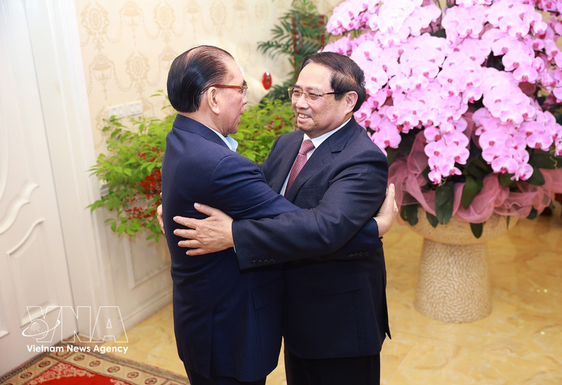 El primer ministro Pham Minh Chinh felicita al ex secretario general del Partido Comunista de Vietnam Nong Duc Manh (Fuente: VNA)