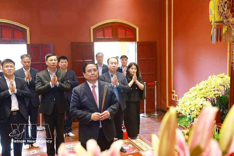 El primer ministro de Vietnam, Pham Minh Chinh, ofrece incienso en el Palacio Kinh Thien (Fuente: VNA)