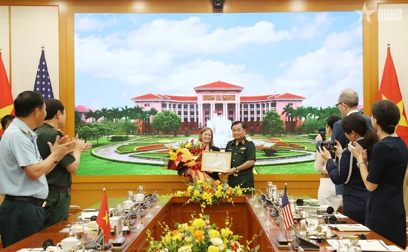 El viceministro Hoang Xuan Chien entrega certificados de reconocimiento a Aler Grubbs por sus destacadas contribuciones en la remediación del agente naranja/dioxina en Vietnam (Fuente: VNA)