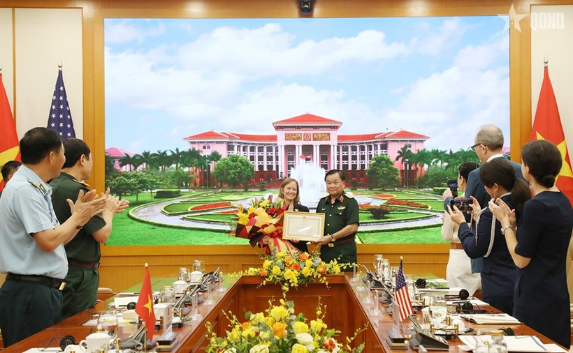 El viceministro Hoang Xuan Chien entrega certificados de reconocimiento a Aler Grubbs por sus destacadas contribuciones en la remediación del agente naranja/dioxina en Vietnam (Fuente: VNA)