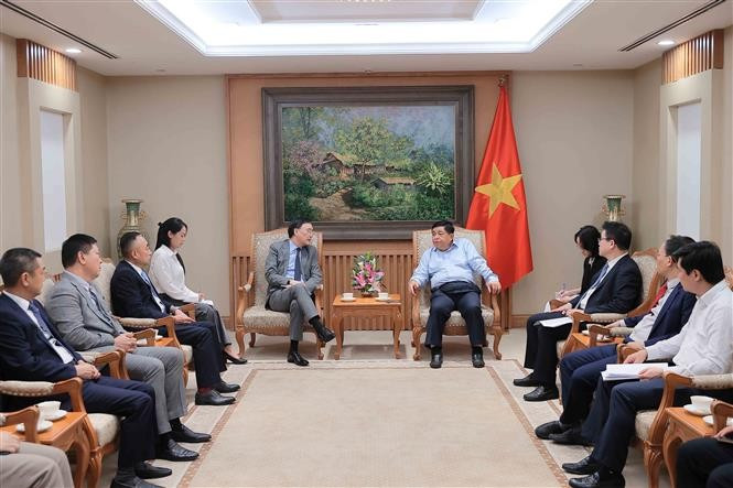 En el encuentro entre el vicepremier Nguyen Chi Dung y Fung Wai Ka Thomas, director de la empresa de infraestructura CCC (Fuente: VNA)