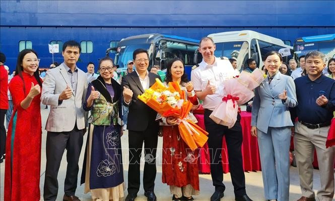 El Puerto Internacional de Cruceros de Ha Long en la norteña provincia vietnamita de Quang Ninh da la bienvenida al Blue Dream Melody (Fuente: VNA)
