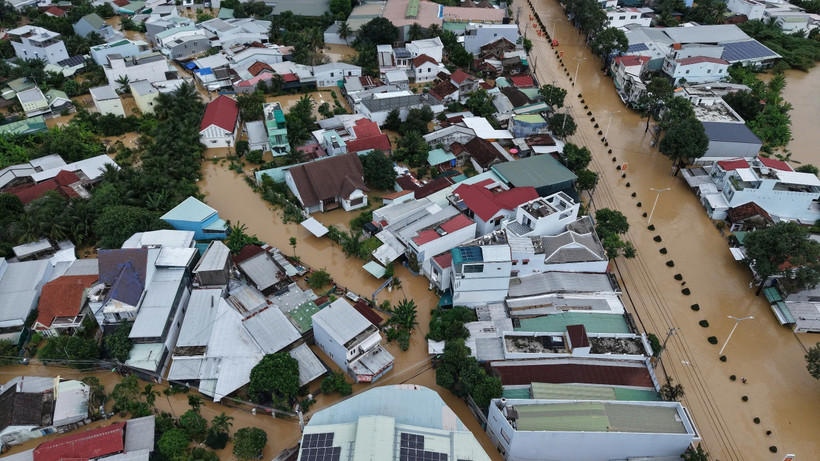 Las aguas crecieron rápidamente y alcanzaron su punto máximo la tarde del 17 de noviembre, provocando inundaciones generalizadas en localidades a lo largo del río Cai. Foto: VNA
