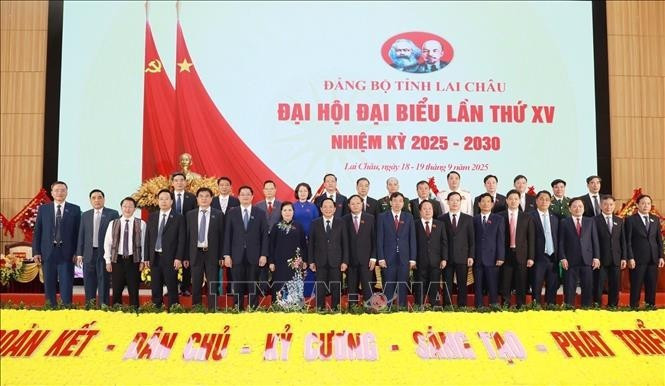 El general Trinh Van Quyet, secretario del Comité Central del Partido Comunista de Vietnam (PCV) y jefe del Departamento General de Política del Ejército Popular, posa para una foto de grupo con los líderes de la provincia de Lai Chau. (Foto: VNA)