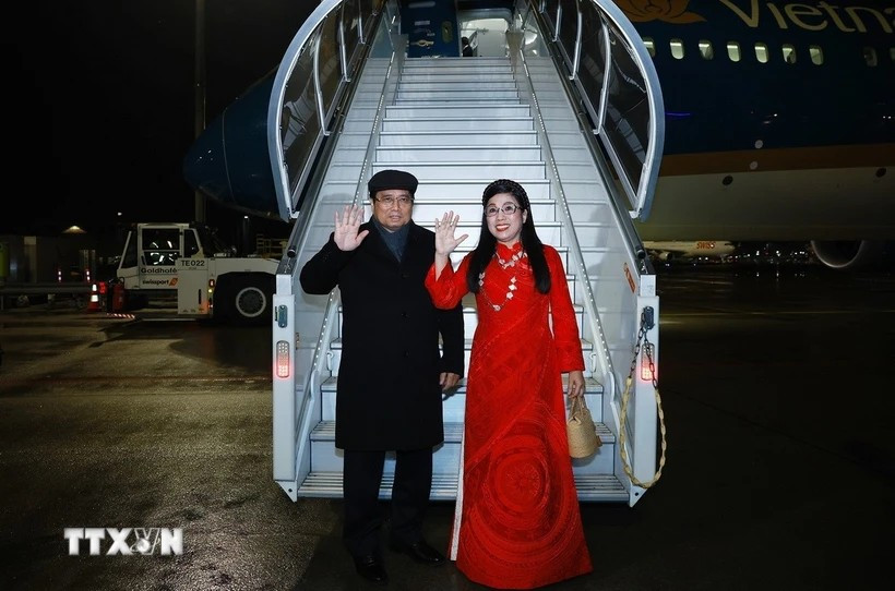 El primer ministro de Vietnam, Pham Minh Chinh, y su esposa regresan a Hanoi luego de concluir con éxito su gira europea (Fuente: VNA)